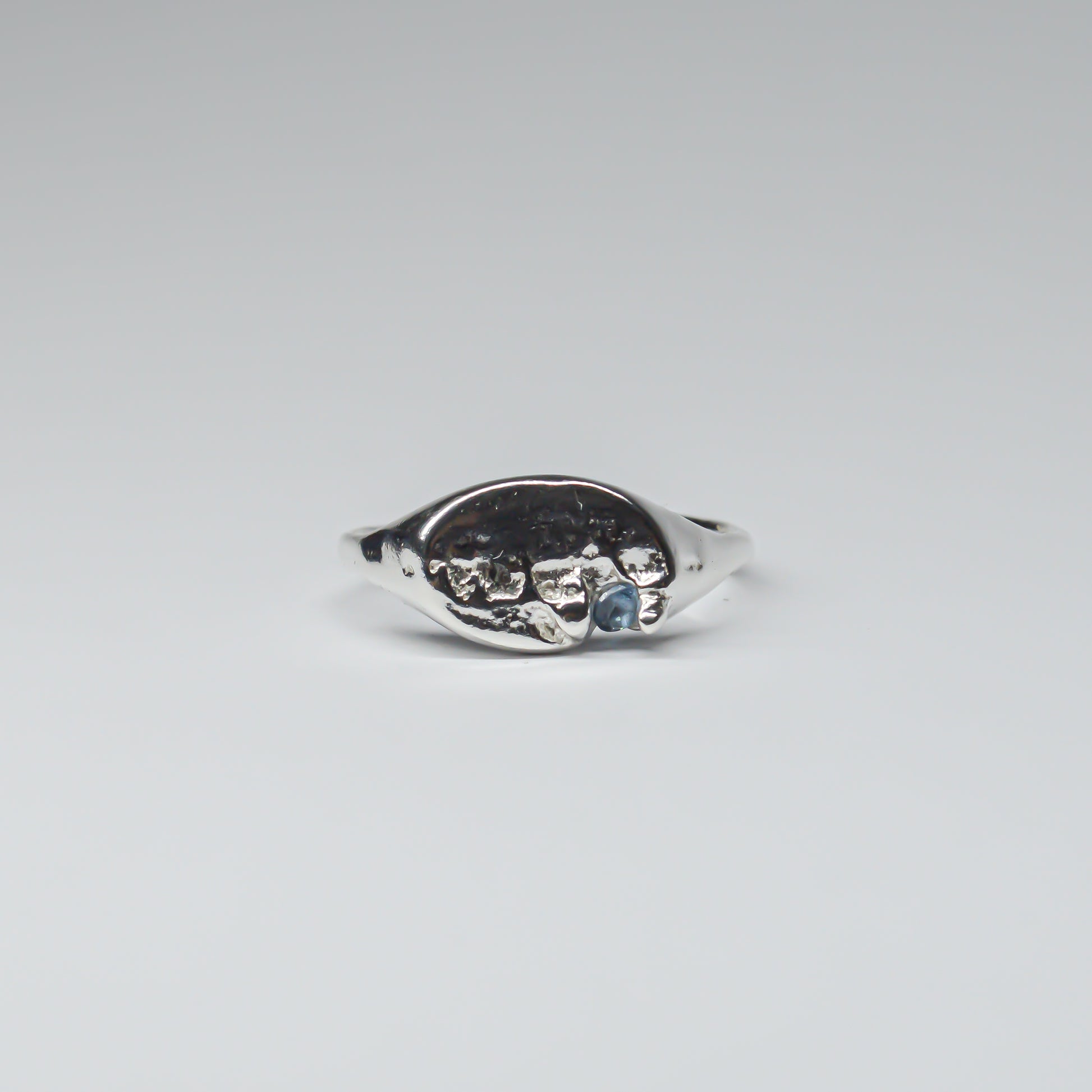 SLIM OVAL SIGNET RING - BLUE GEM
