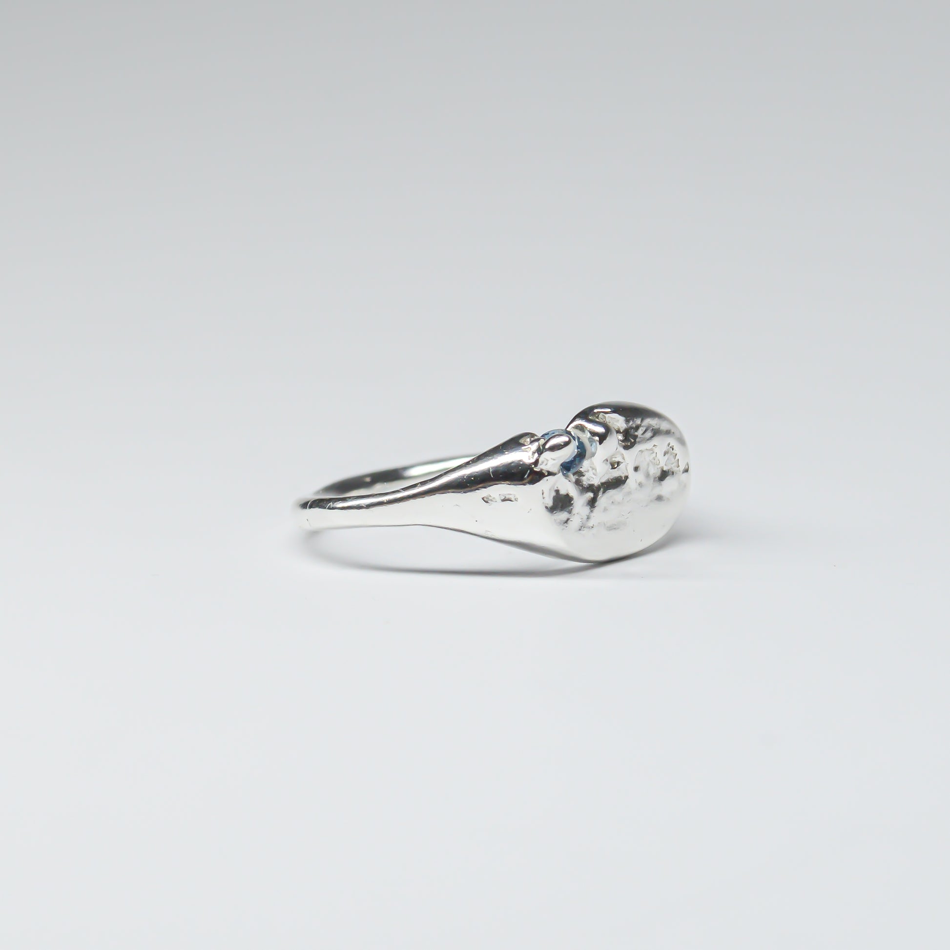 SLIM OVAL SIGNET RING - BLUE GEM