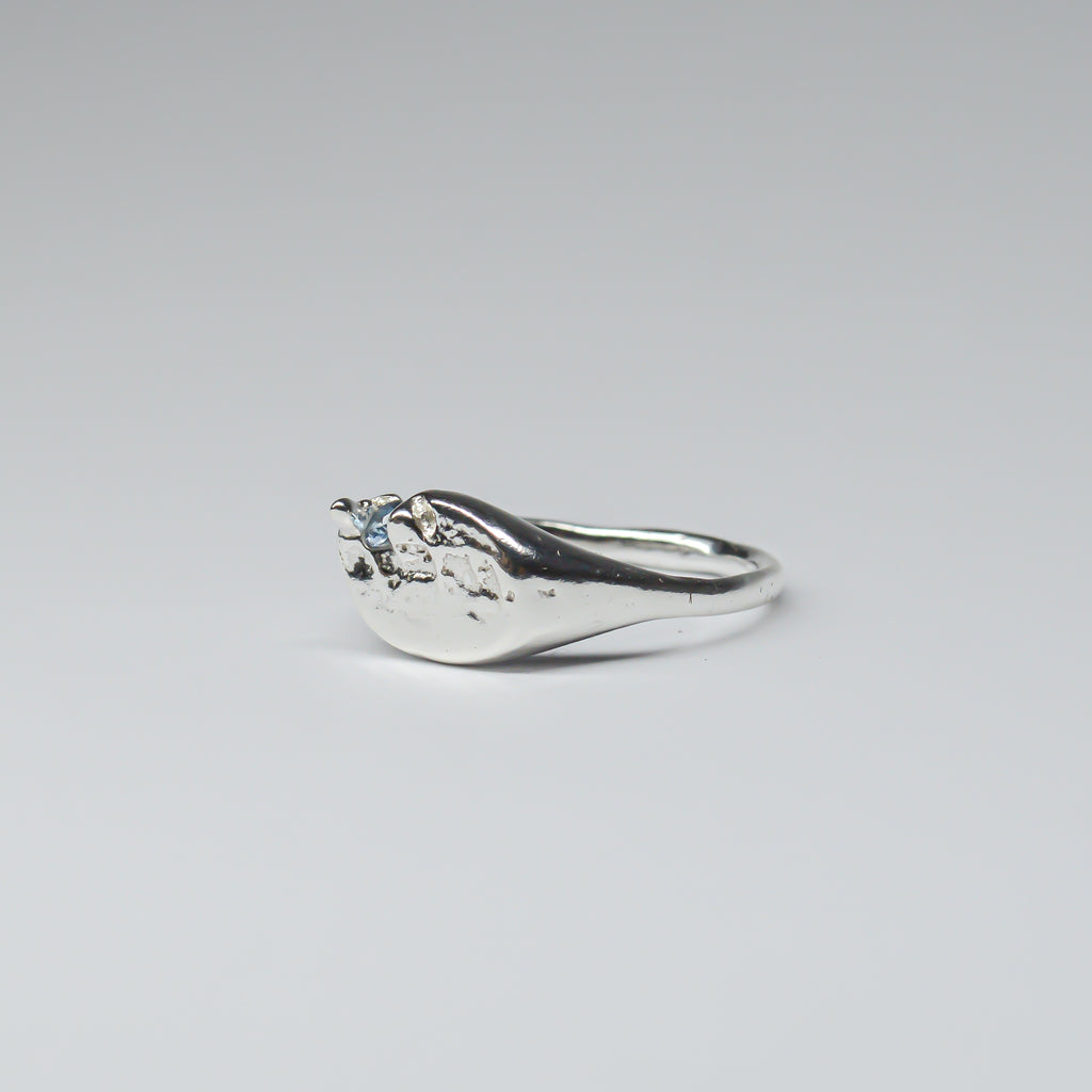 SLIM OVAL SIGNET RING - BLUE GEM
