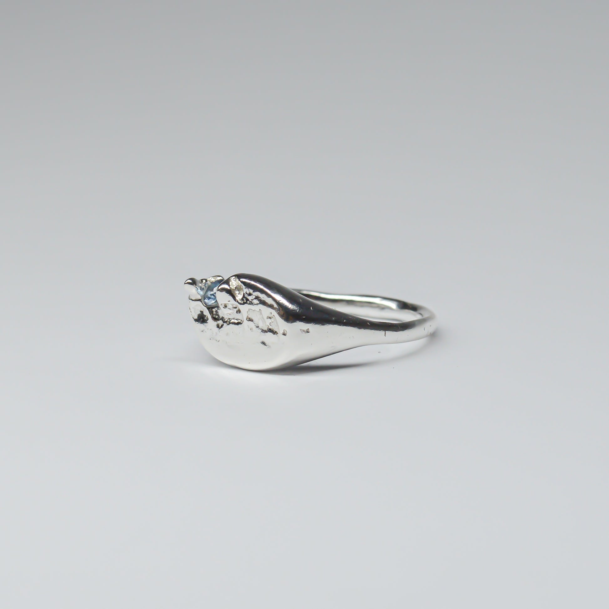 SLIM OVAL SIGNET RING - BLUE GEM