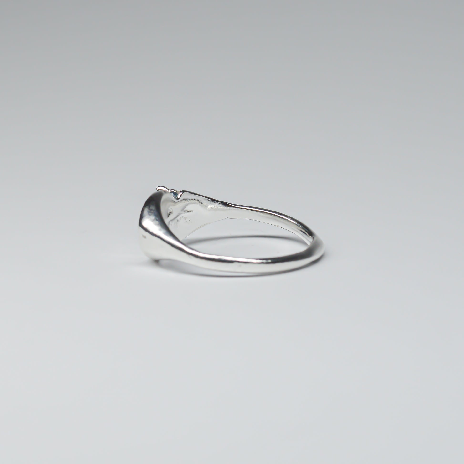 SLIM OVAL SIGNET RING - BLUE GEM