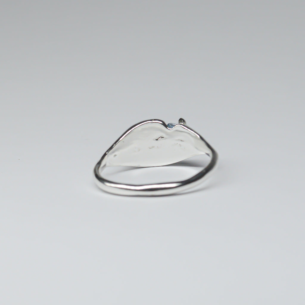 SLIM OVAL SIGNET RING - BLUE GEM