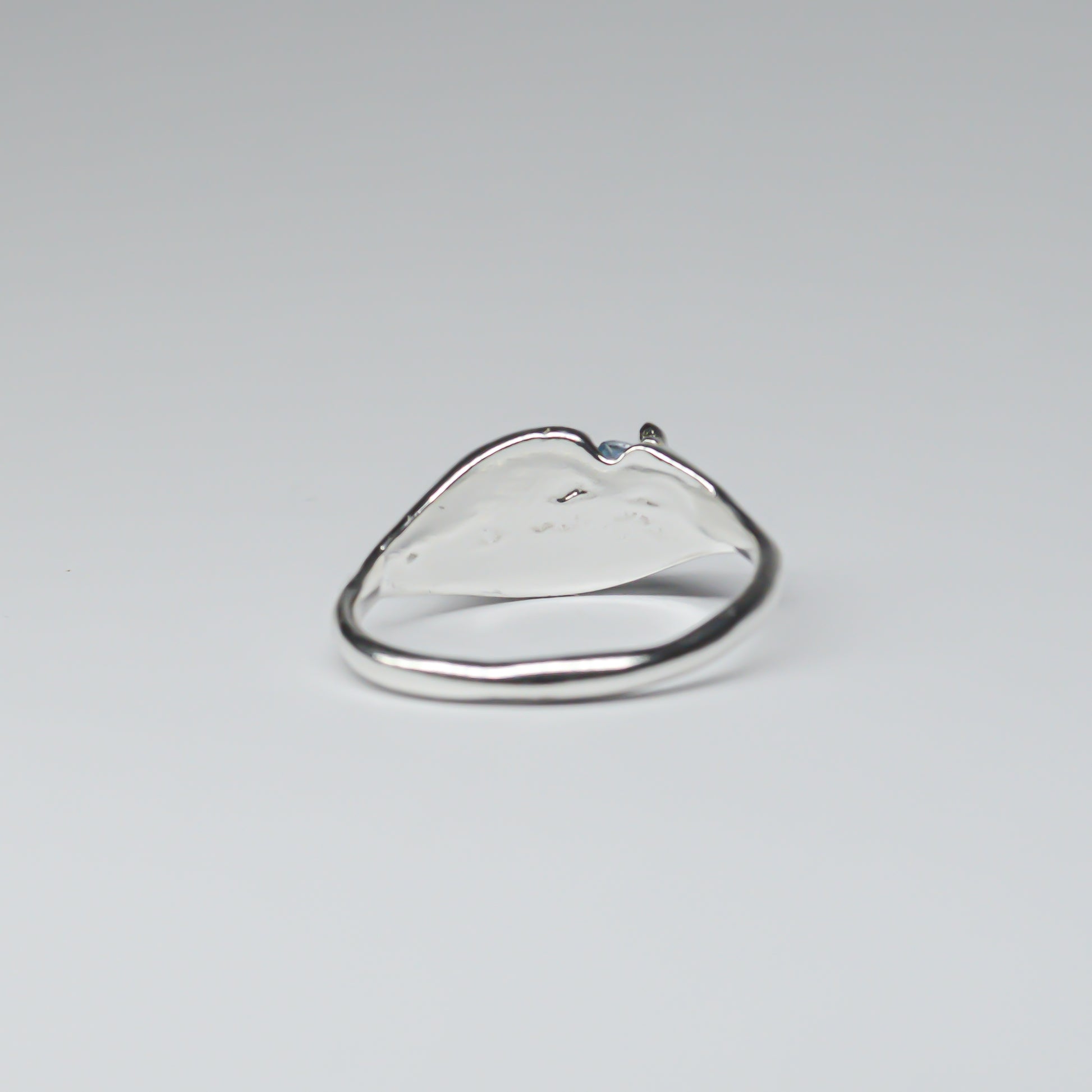 SLIM OVAL SIGNET RING - BLUE GEM