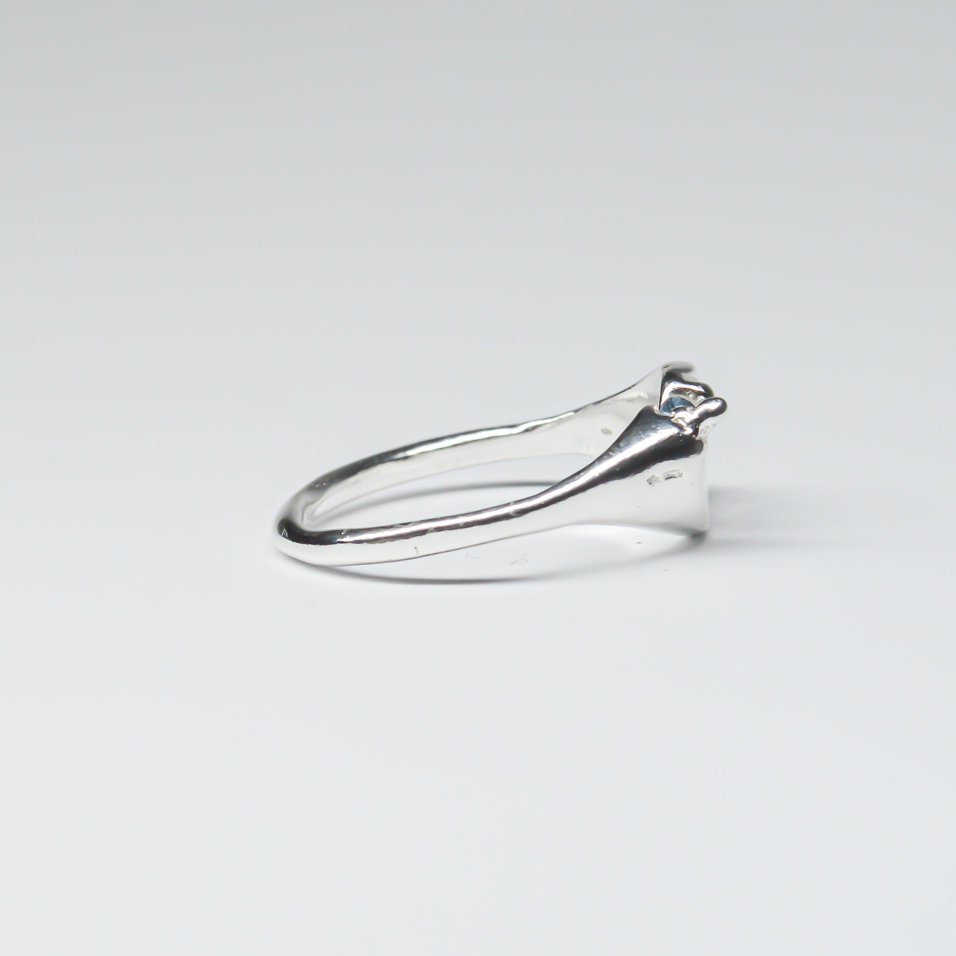 SLIM OVAL SIGNET RING - BLUE GEM
