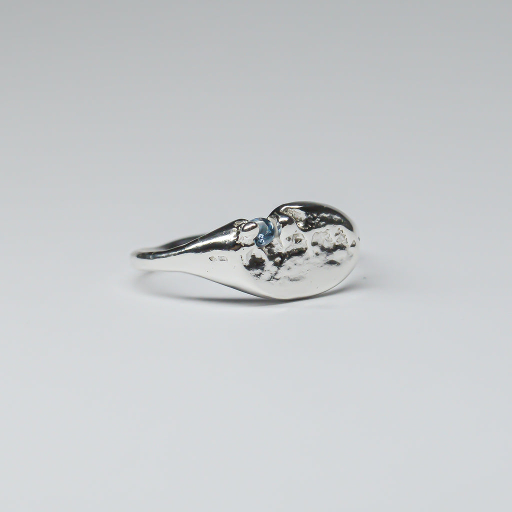 SLIM OVAL SIGNET RING - BLUE GEM