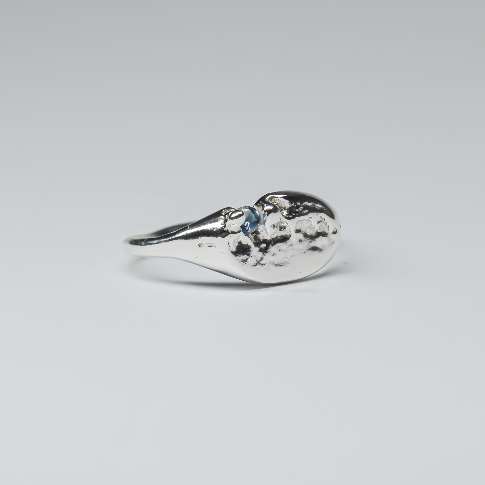 SLIM OVAL SIGNET RING - BLUE GEM