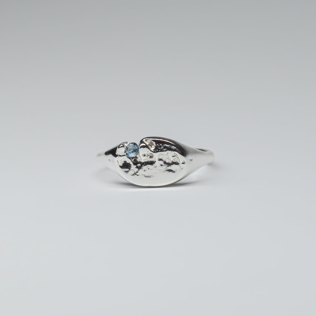 SLIM OVAL SIGNET RING - BLUE GEM