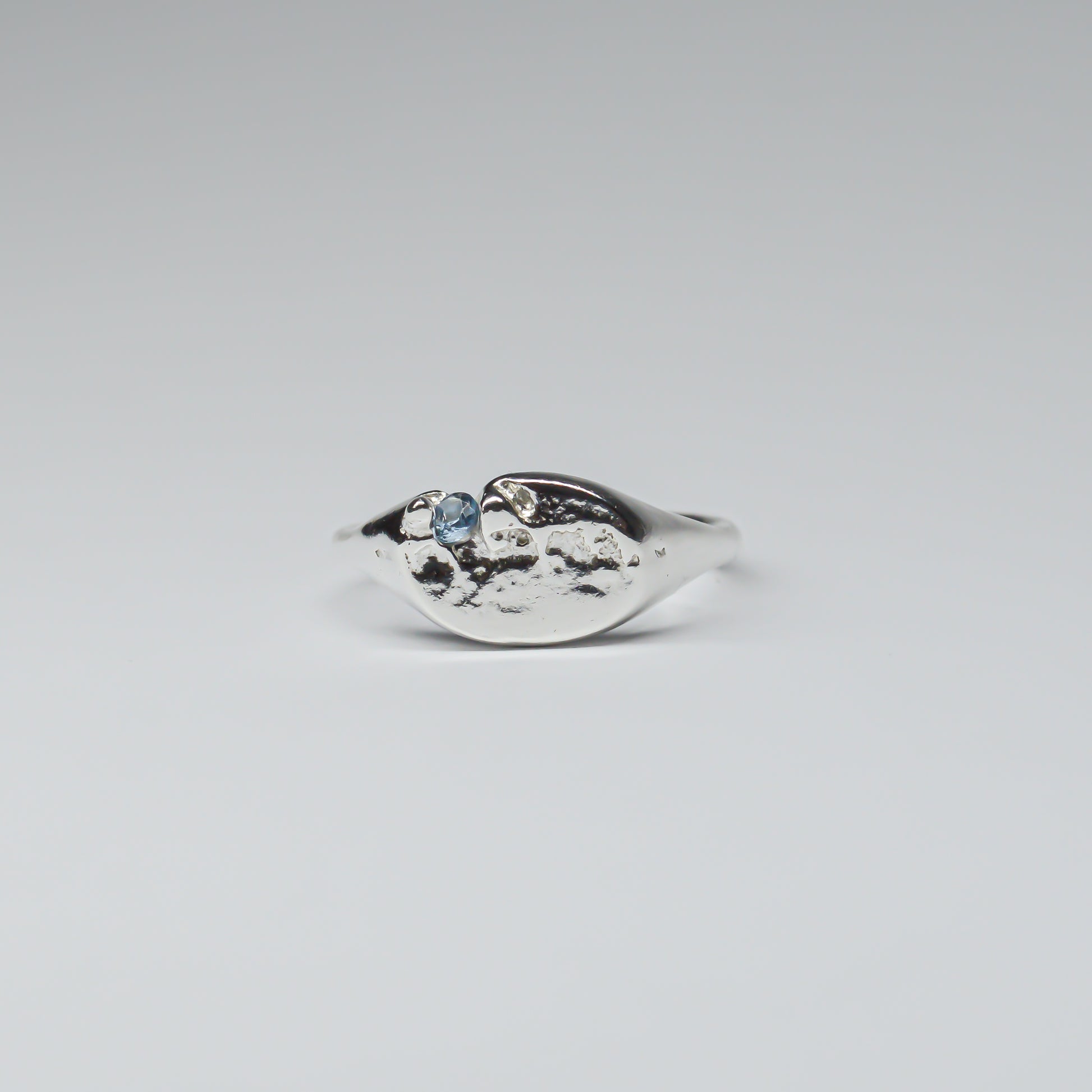 SLIM OVAL SIGNET RING - BLUE GEM